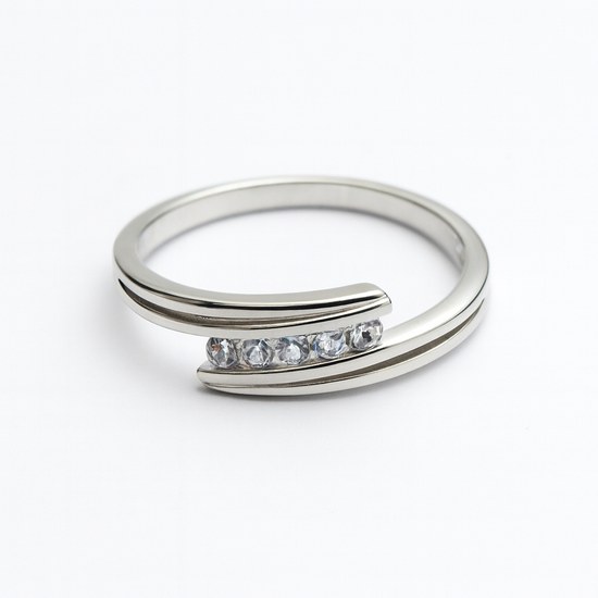 Zlatý prsten z bílého zlata se zirkony