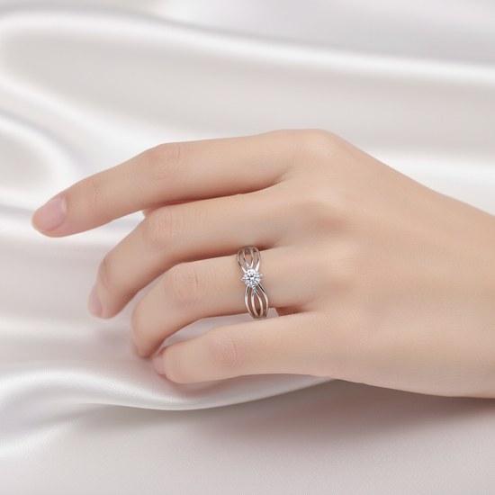 Zlatý prsten z bílého zlata se zirkonem