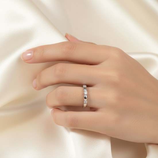 Zlatý prsten z bílého zlata se zirkony