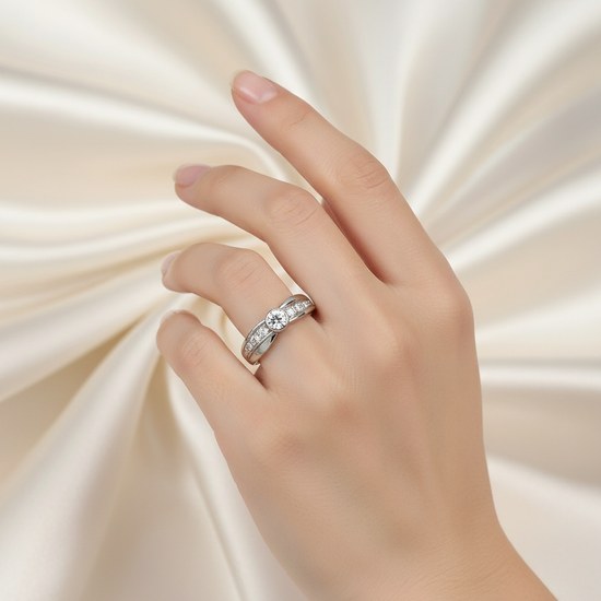 Zlatý prsten z bílého zlata se zirkony