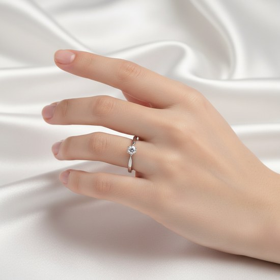 Zlatý prsten z bílého zlata se zirkonem