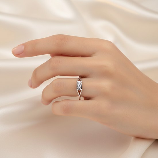 Zlatý prsten z bílého zlata s kameny