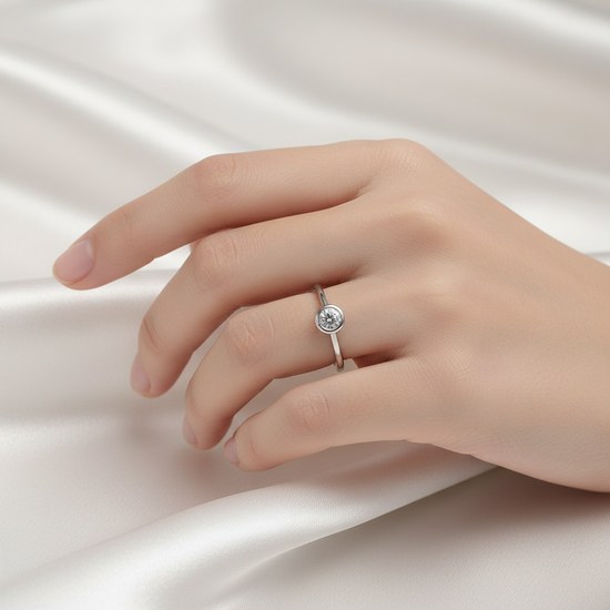 Zlatý prsten z bílého zlata se zirkony