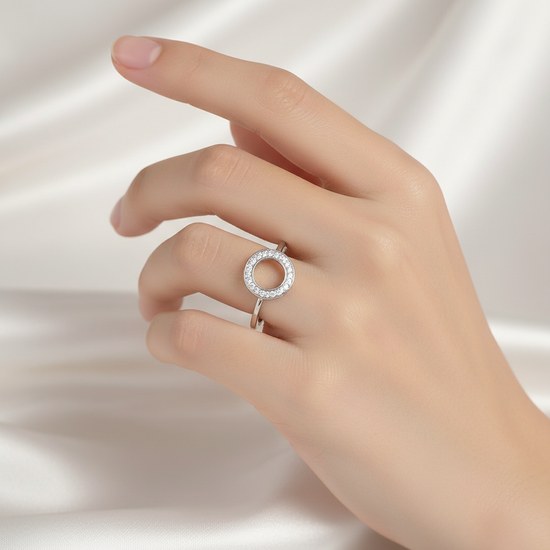 Zlatý prsten z bílého zlata se zirkony