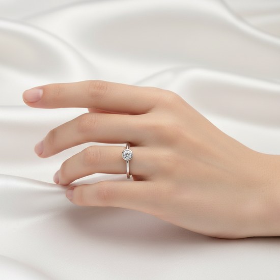 Zlatý prsten z bílého zlata se zirkonem