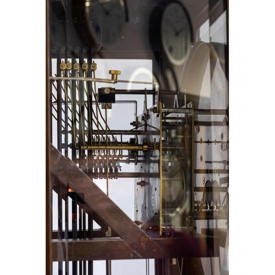 Adler 10160 - Sloupové moderní hodiny se čtvrťovým závažovým strojem od německé firmy Hermle