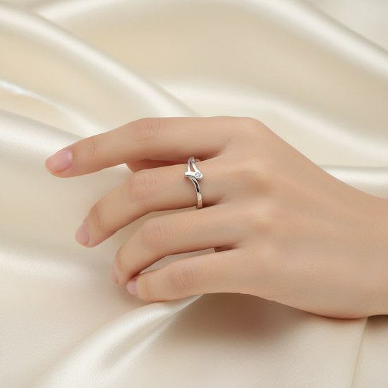 Zlatý prsten z bílého zlata se zirkonem