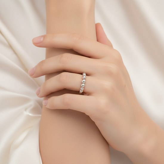 Zlatý prsten z bílého zlata