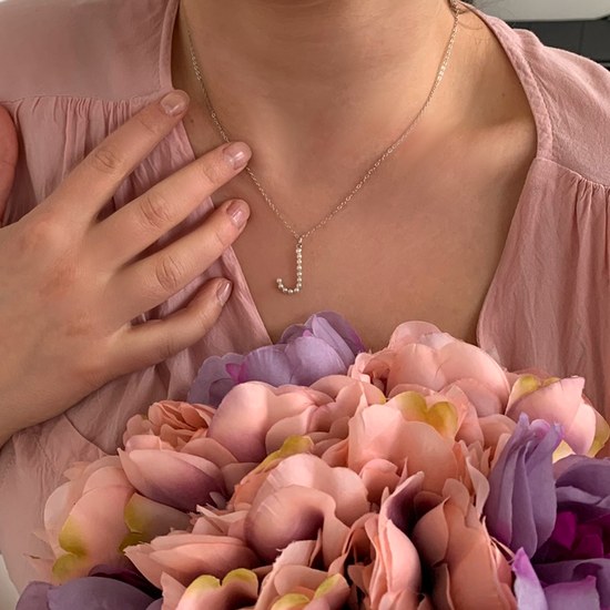 MINET Stříbrný náhrdelník písmeno "J" s perličkami