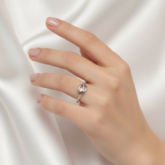 Zlatý prsten z bílého zlata se zirkonem