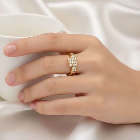 Zlatý prsten se zirkony