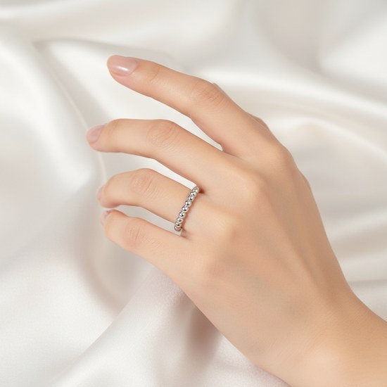 Zlatý prsten z bílého zlata