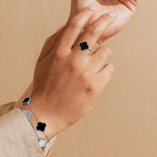 MINET Stříbrný prsten čtyřlístek s onyxem vel. 54