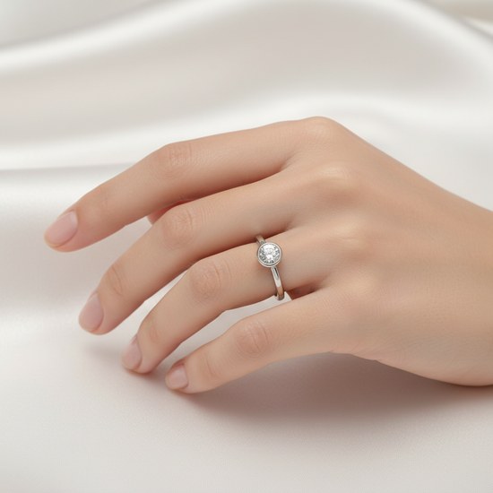 Zlatý prsten z bílého zlata se zirkonem