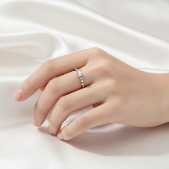 Zlatý prsten z bílého zlata se zirkonem