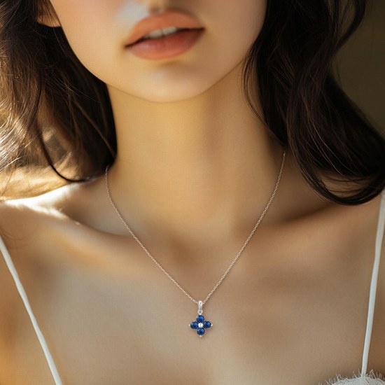 MINET Stříbrný náhrdelník kytička s modrými zirkony