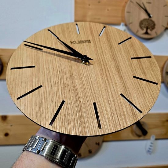 KUBRi KU3001 - Odstín dub - hodiny s tichým chodem od českého výrobce v mnoha velikostech