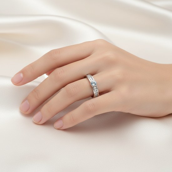 Zlatý prsten z bílého zlata se zirkony