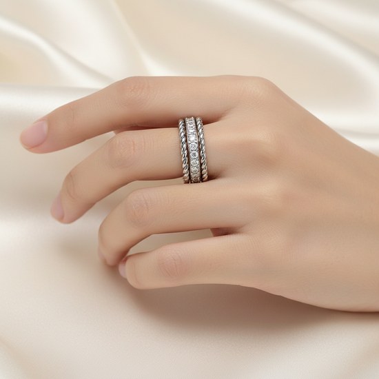 Zlatý prsten z bílého zlata se zirkony