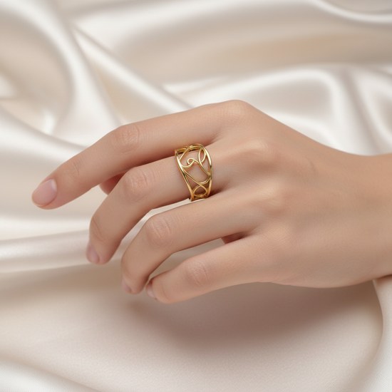 Zlatý prsten s ozdobným výřezem