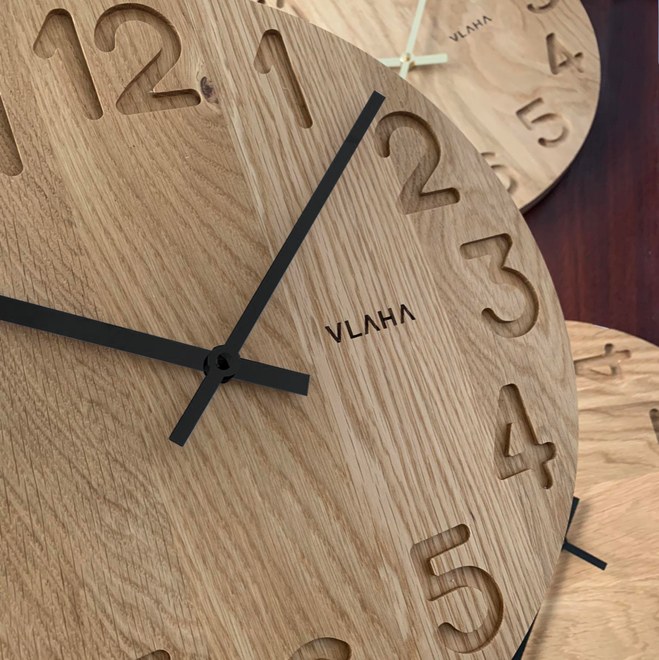 VLAHA Dřevěné hodiny OAK vyrobené v Čechách s černými ručkami ⌀34cm