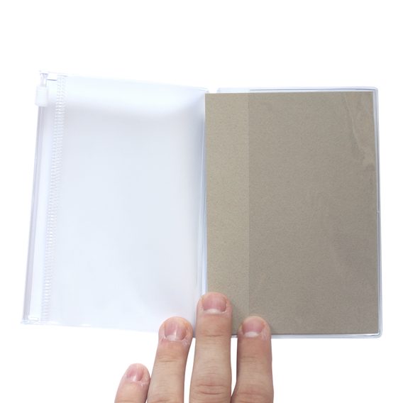Ricarica #004: Tasca in plastica con cerniera (Passport)