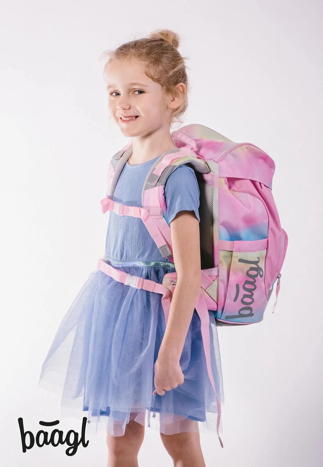 Dívka nosící batoh BAAGL Airy Rainbow Unicorn