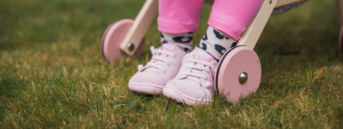 Průvodce výběrem dětských barefoot bot: Od capáčků po celoročky