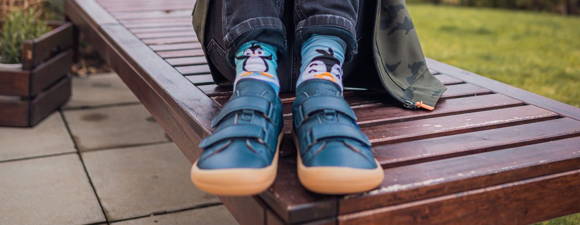 Sapatos barefoot para a escola – das sapatilhas às galochas e aos chinelos