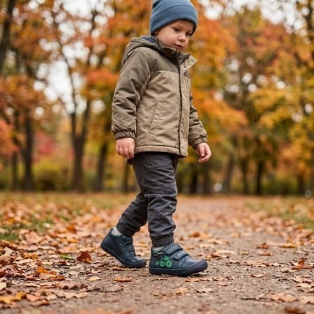 Chlapec v dětských barefoot botách D.D.STEP S070-62964A na podzimní procházce