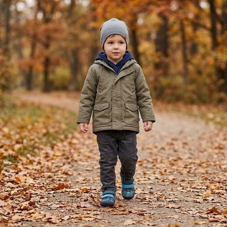 Chlapec v dětských barefoot botách D.D.STEP S070-62594B s dinosaury na podzimní procházce