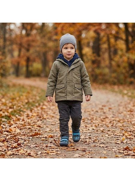 Chlapec v dětských barefoot botách D.D.STEP S070-62594B s dinosaury na podzimní procházce