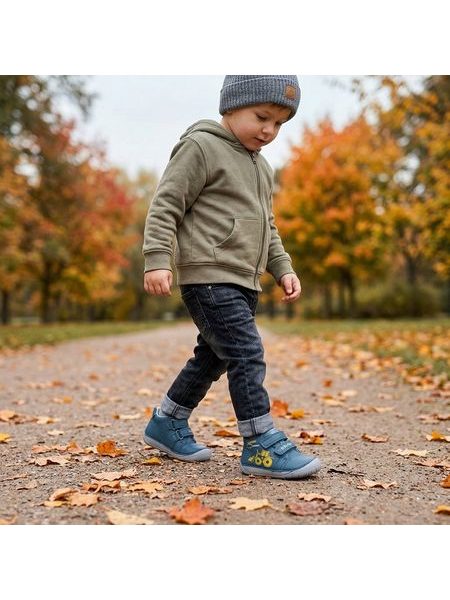 Chlapec v dětských barefoot botách D.D.STEP S070-62964B na podzimní procházce