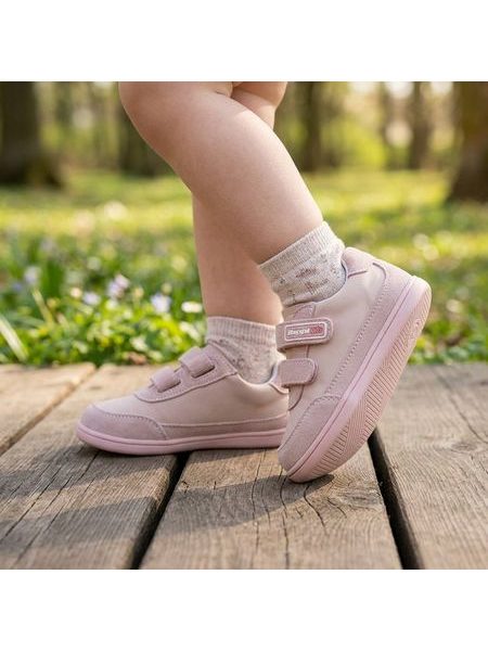 Holčička v dětských barefoot botách BEPPI Sapato Casual Baby růžové na jarní procházce
