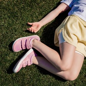 Barefoot boty na tělocvik: Proč jsou lepší než klasické cvičky?