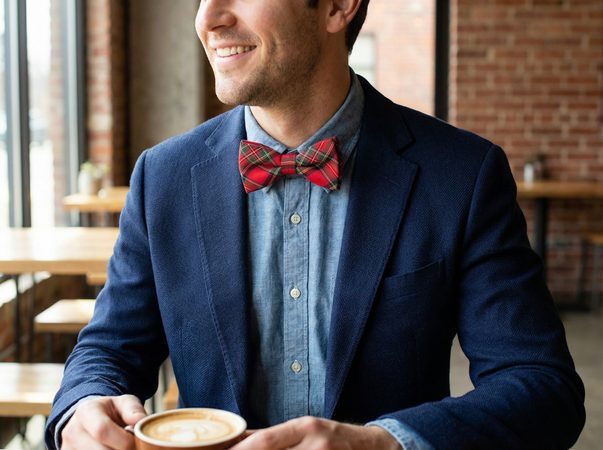 Как да носите папийонка, без да изглеждате прекалено официално