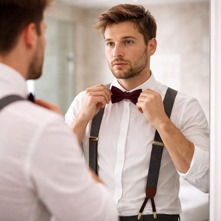 Cum porți papionul cu bretele fără să complici ținuta