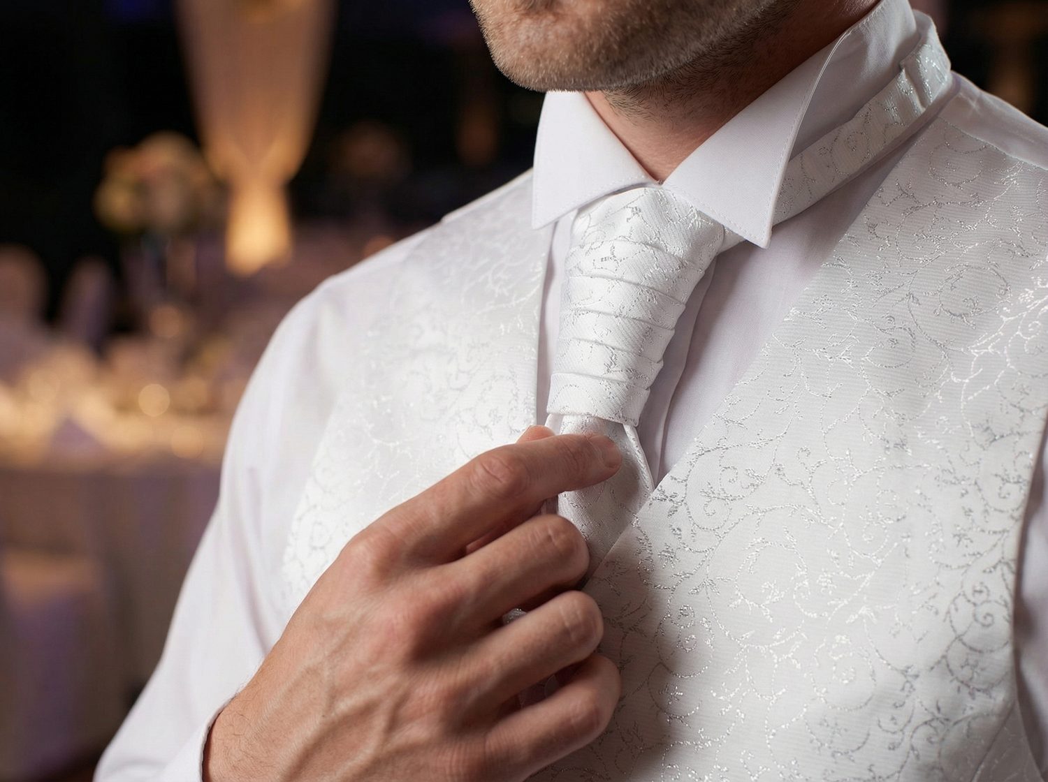 Бяла сватбена жилетка с шарка