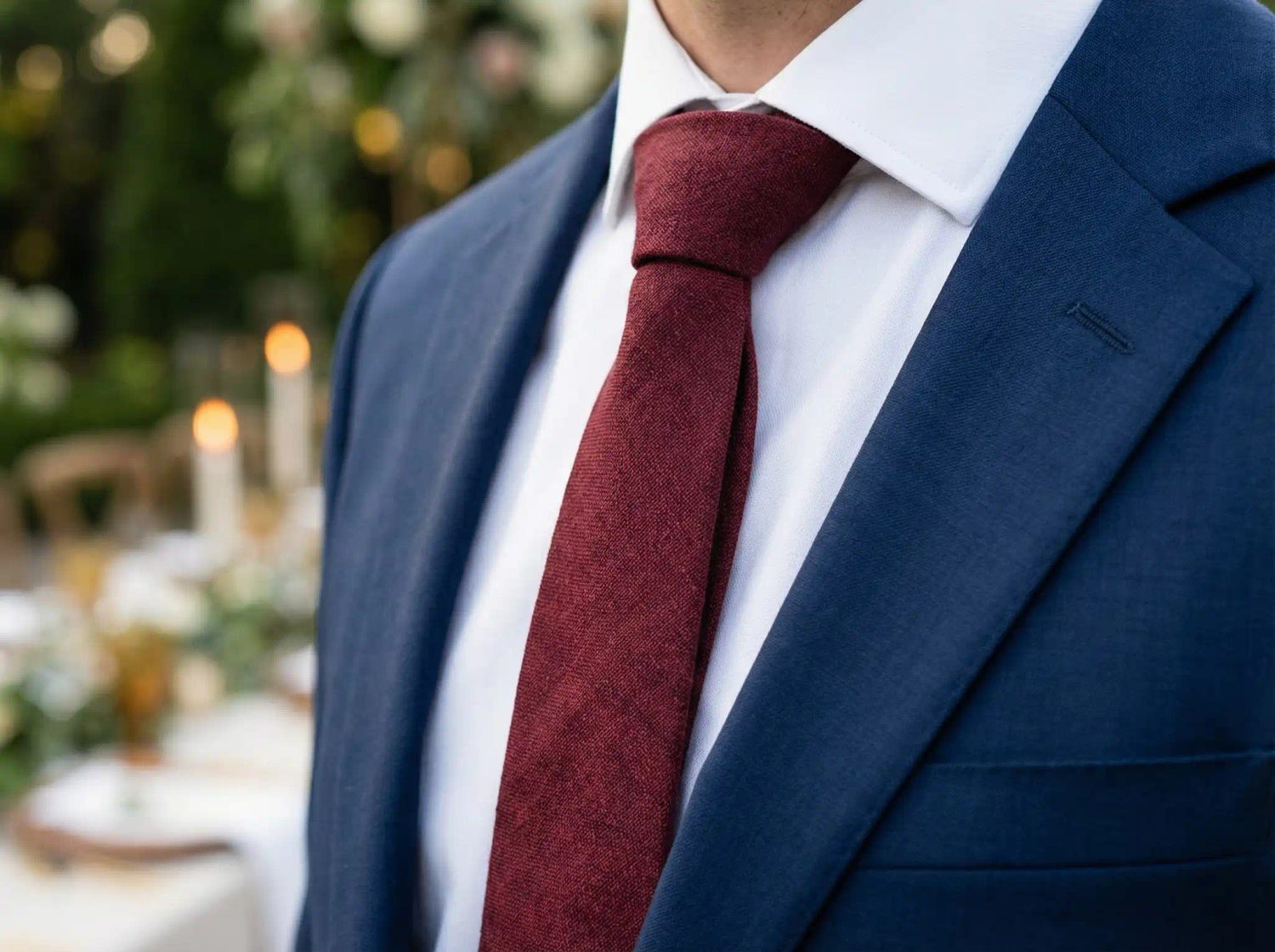 Modrý oblek s vínovou kravatou 