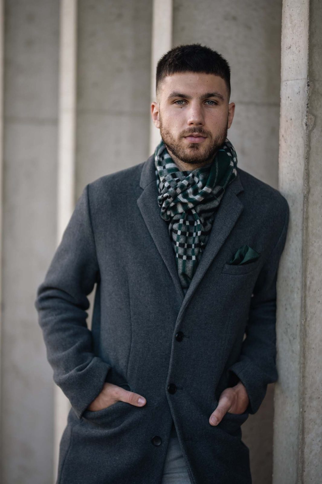 Grauer Schal mit buntem Muster