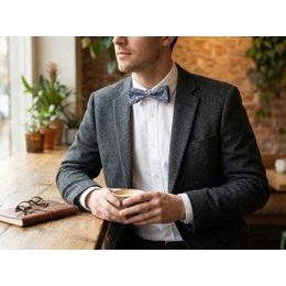 Grafitový motýlik s vreckovkou a ružovými bodkami