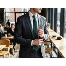 Tmavo zelená kravata s tmavým vzorom