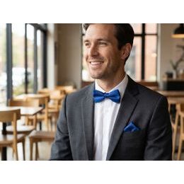 Grafitový motýlik s vreckovkou a ružovými bodkami