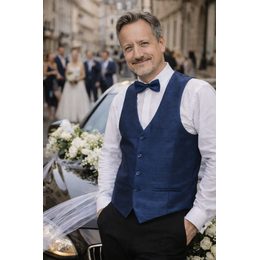 Fekete mellény csokornyakkendővel