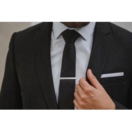 Strieborná pánska spona na kravatu s textúrovaným stredom