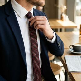 Тъмно зелена тясна вратовръзка с шарка