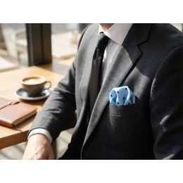 Fehér díszzsebkendő - Piros szív