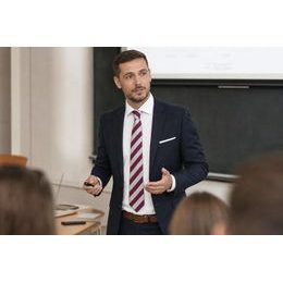 Pruhovaná kravata s bordovou a šedou