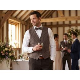 Hnedá pánska vesta s motýlikom