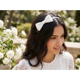 Úzká smetanová kravata v matném provedení